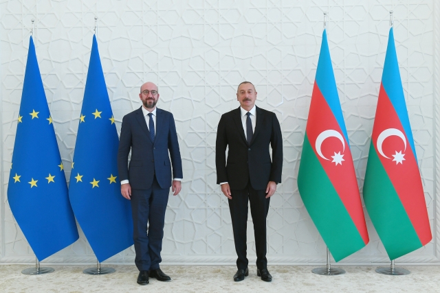 Ильхам Алиев и президент Европейского Совета Шарль Мишель. 