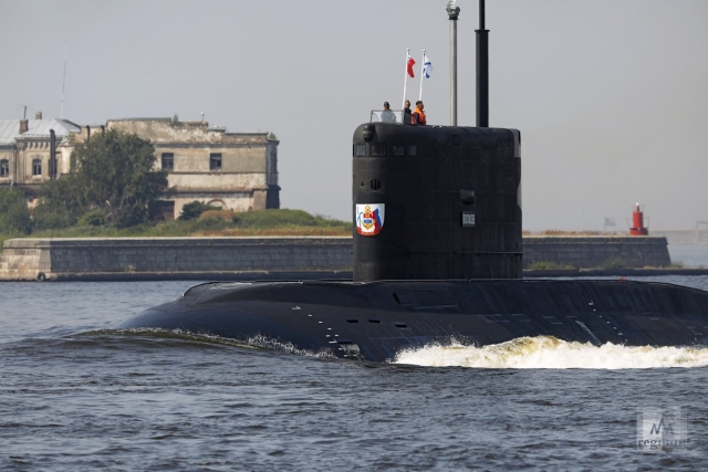 Военная подводная лодка «Волхов» во время подготовки к параду в честь Дня ВМФ России в акватории Финского залива
