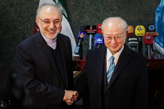 Президент Организации по атомной энергии Ирана Али Акбар Салехи и 5-й генеральный директор Международного агентства по атомной энергии Юкия Амано 