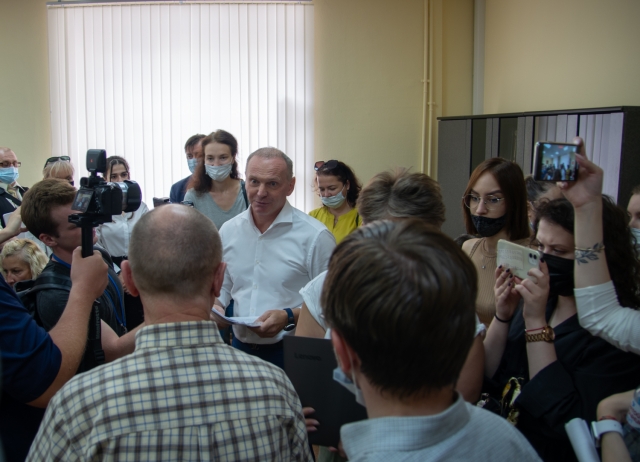 Михаил Долматов в окружении прессы и сторонников