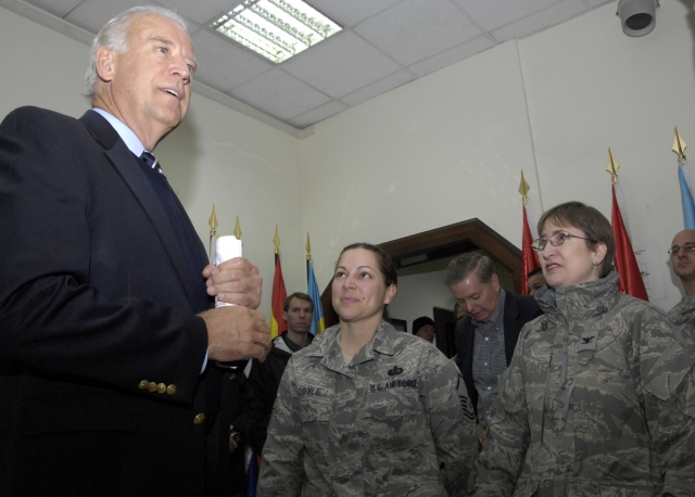 Джо Байден во время визита в Афганистан. 2009 