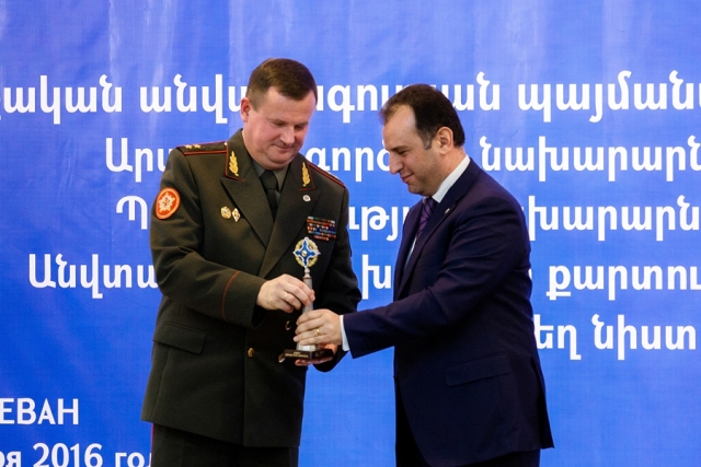 Андрей Равков (слева) 