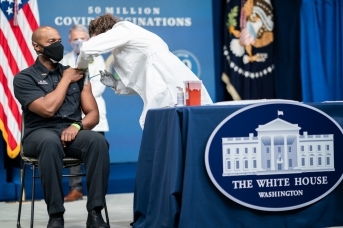 Вакцинация от коронавируса (сс) The White House