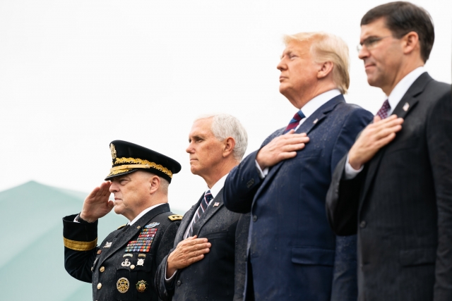 Генерал Марк Милли, 48-й вице-президент США, 45-й президент США Дональд Трамп и бывший министр обороны США Марк Эспер 