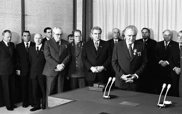 Партийные и хозяйственные деятели СССР во время вручения наград Владимиру Щербицкому. 1977