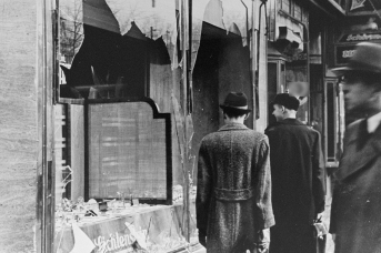 Разбитые витрины еврейского магазина в Германии после Хрустальной ночи