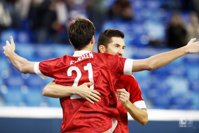 Игроки сборной России радуются забитому голу в ворота сборной Кипра 