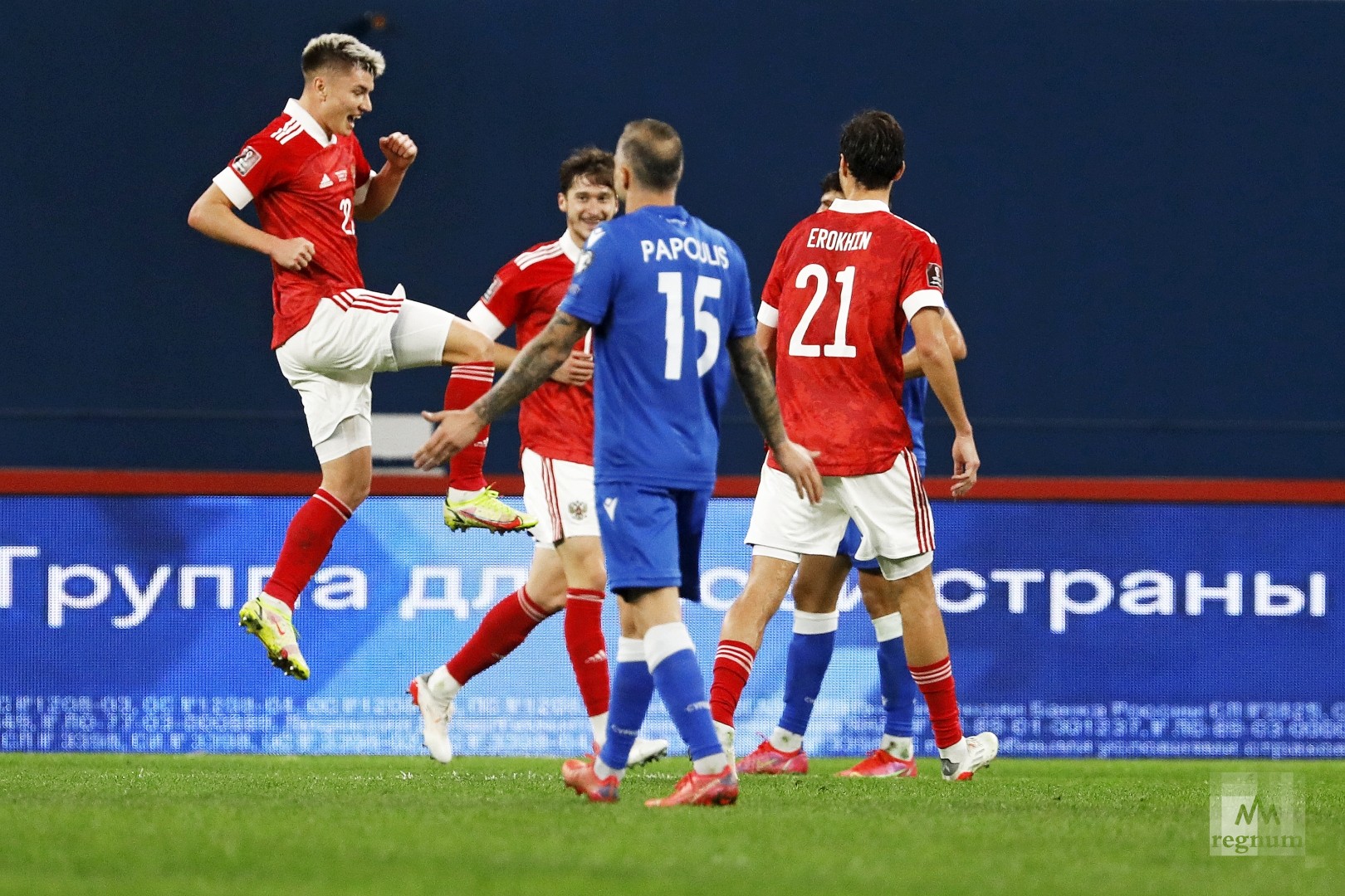 Футболист сборной России Андрей Мостовой радуется забитому голу в ворота сборной Кипра 