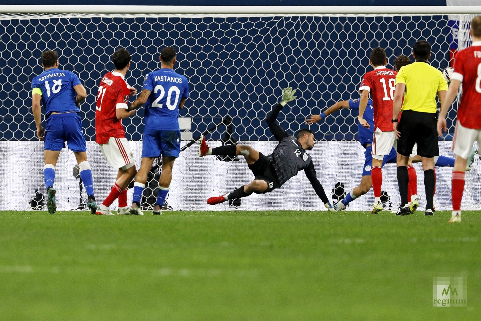 Игроки сборной России забивают гол в ворота сборной Кипра 