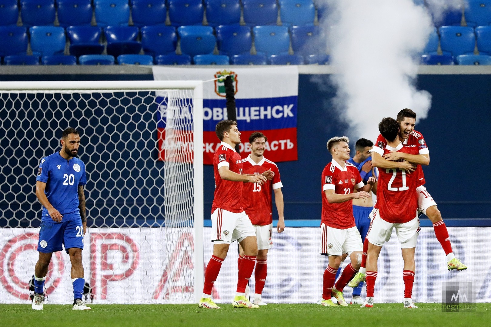 Игроки сборной России радуются забитому голу в ворота сборной Кипра 