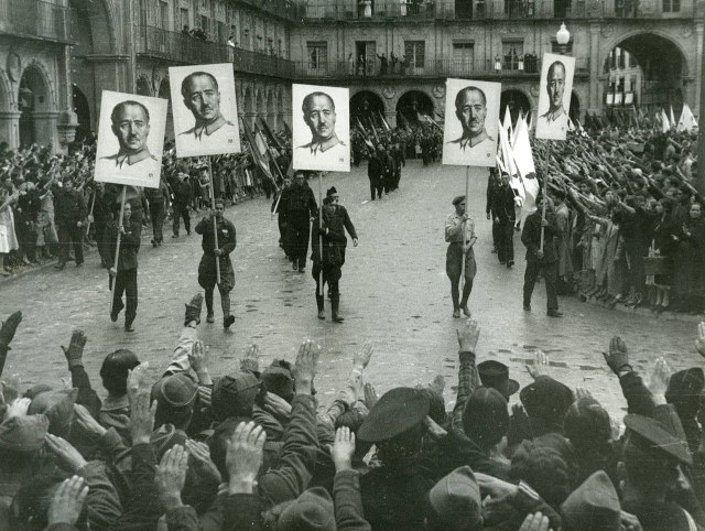 Портреты Франко несут на демонстрации