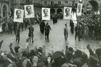 Портреты Франко несут на демонстрации