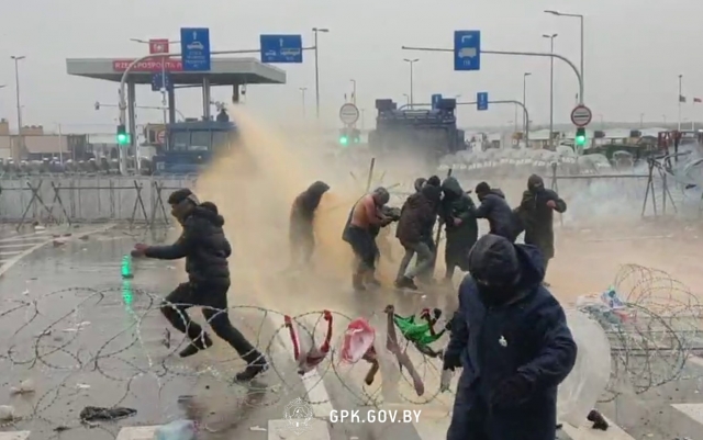 Польские ВС используют водометы против беженцев