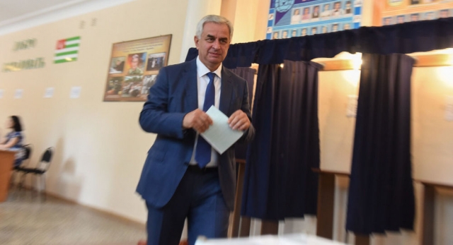 Рауль Хаджимба на избирательном участке 