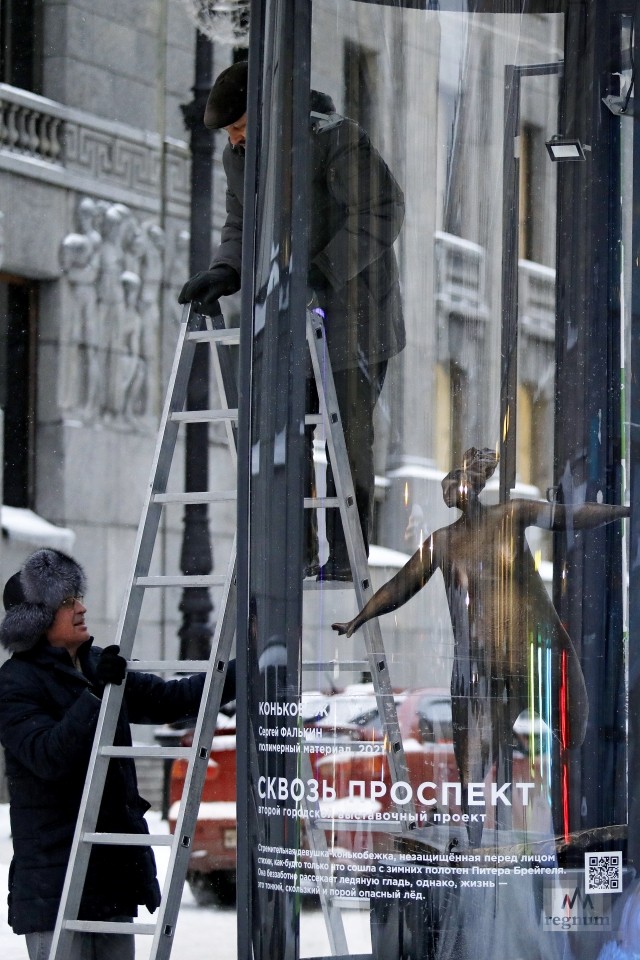 Установка скульптур в рамках выставочного проекта «Сквозь проспект» на Большой Морской улице 