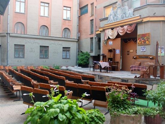 Сцена во дворике Крымского театра