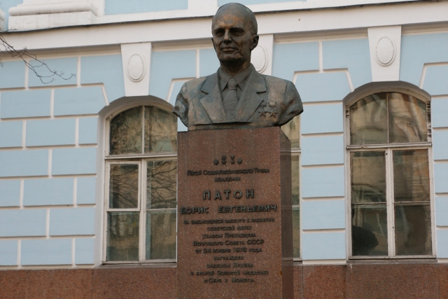 Прижизненный бюст Бориса Патона перед научно-природоведческим музеем в Киеве, установленный в 1982 году 
