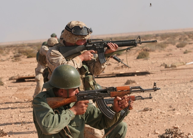 Марокканские солдаты тренируются с морской пехотой США
