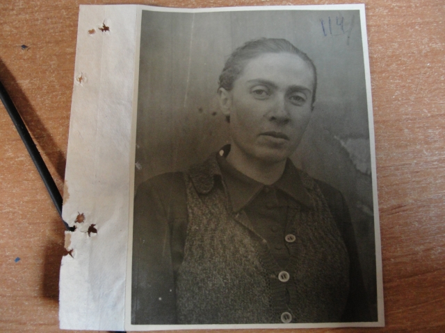 Х. Трач, 1944 г. Надпись на обороте «Эня Трач. Работала прачкой и была 23 июля 1944 г. расстреляна немцами, но осталась жива»
