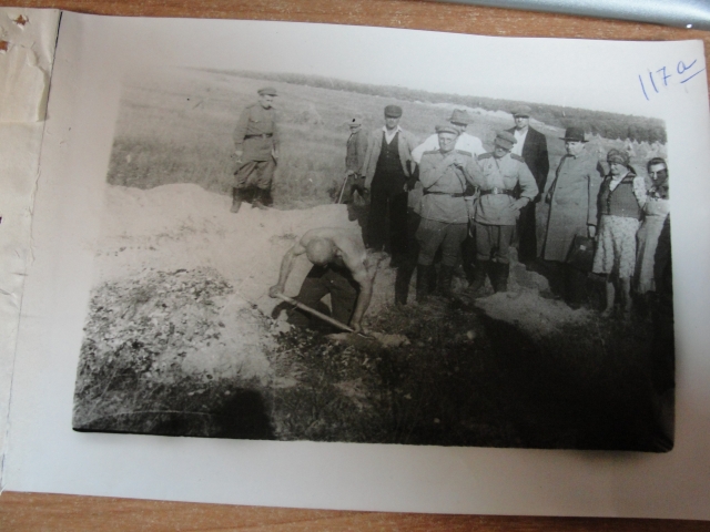 Эксгумация на территории трудового лагеря Треблинка, лето 1944 г. Надпись на обороте «Комиссия на раскопках. Члены комиссии и местные жители на раскопках»