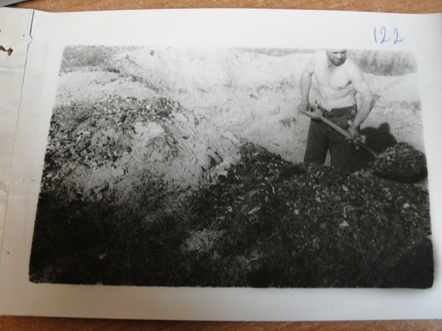 «Раскопки холмиков, под каждым обнаружены уши, пепел и обгоревшие кости человеческого скелета» (надпись на обороте), 1944 г