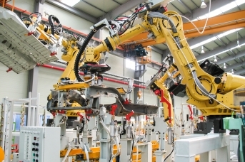 Работающие промышленные роботы FANUC. Wikimedia.org