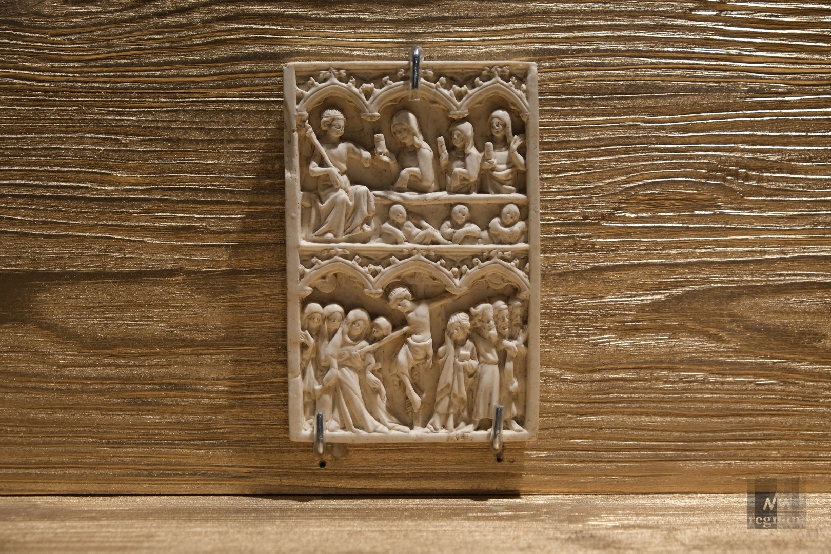 Правая створка диптиха со сценами Жены-мироносицы у Гроба Господня и Распятие, слепок с оригинала 14-го века