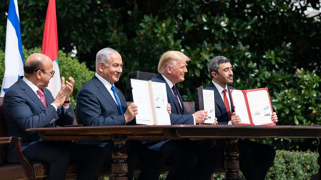 Дональд Трамп, Абдуллатиф бин Рашид аль-Зайани, Беньямин Нетаньяху и Абдулла бин Заед аль-Нахьян подписывают мирные договоры. 15 сентября 2020 г
