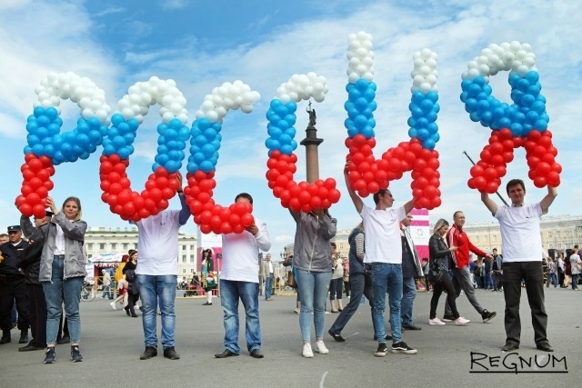 Флеш-моб на Дворцовой площади в Санкт-Петербурге