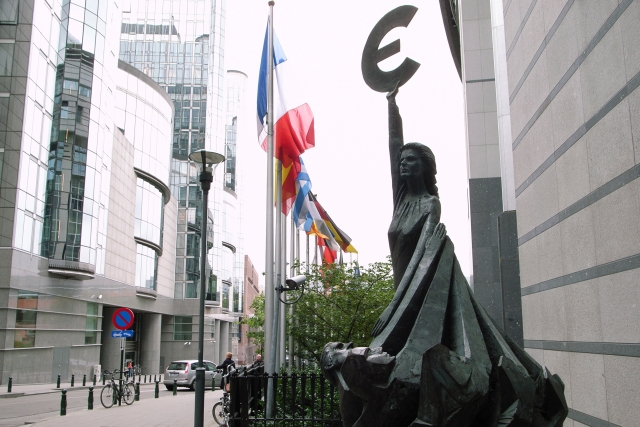 Статуя Европы у здания парламента ЕС в Брюсселе 