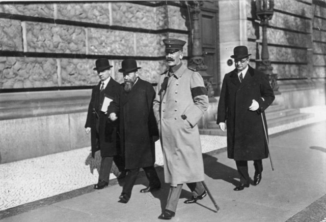 Канцлер Макс фон Баден и вице-канцлер Фридрих фон Пайер (2-й слева) покидают Рейхстаг, октябрь 1918