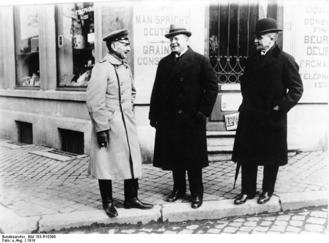 Эрцбергер (в центре) на переговорах по прекращению огня в бельгийском Спа. 1918