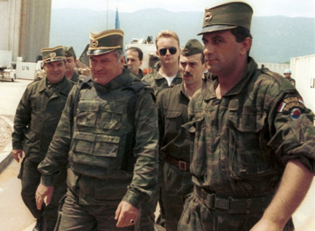 Генерал Ратко Младич во время переговоров в аэропорту Сараева. июнь 1993