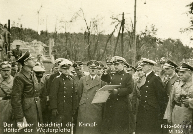 Гитлер на Вестерплатте — немецкая пропагандистская открытка. Рядом с фюрером стоит с картой командир броненосца Schleswig-Holstein капитан Густав Кляйнкамп. 1939