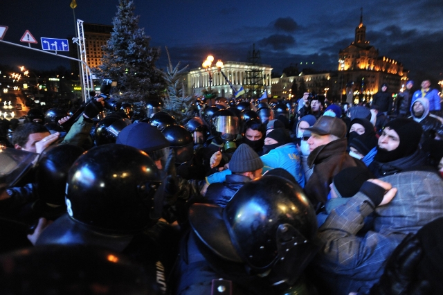 Столкновение отряда «Беркута» на Майдане в Киеве