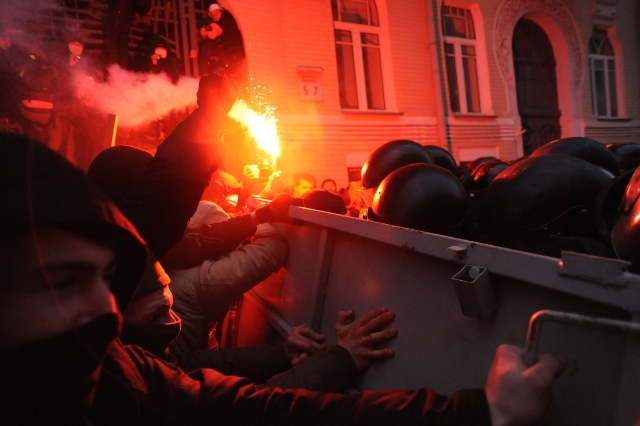 Отряд «Беркута» сдерживает натиск участников антиправительственных выступлений в Киеве
