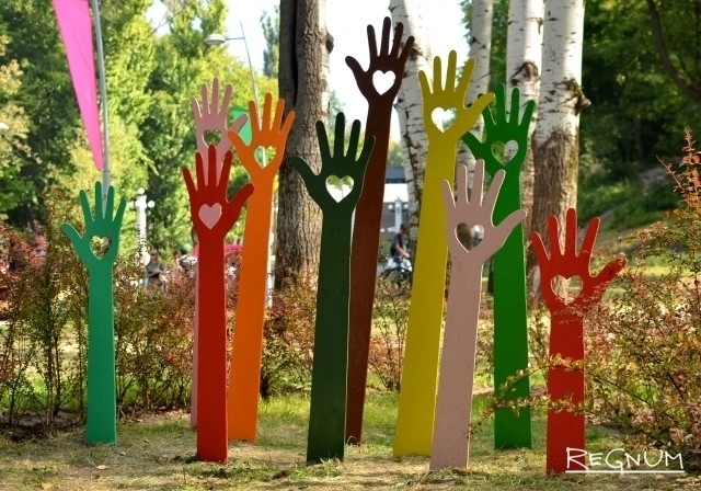 Лес рук — символ волoнтерского движения в России