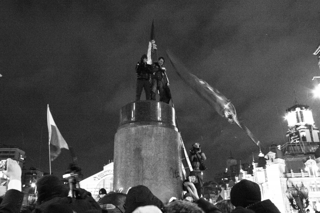 Активисты партии после уничтожения памятника В. И. Ленину 8 декабря 2013 года
