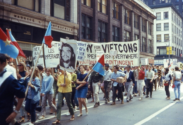 Антивоенная демонстрация в Чикаго 10 августа 1968. Видны флаги НФОЮВ и портреты Че Гевары