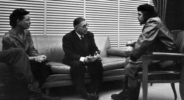 Жан-Поль Сартр и Симона Бовуар беседуют с Че Геварой. Гавана, февраль 1960 года