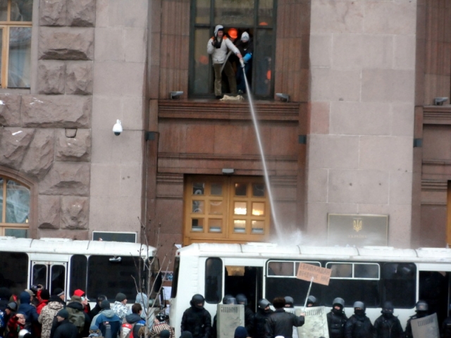 Противостояние у здания киевской городской администрации, 11 декабря 2013