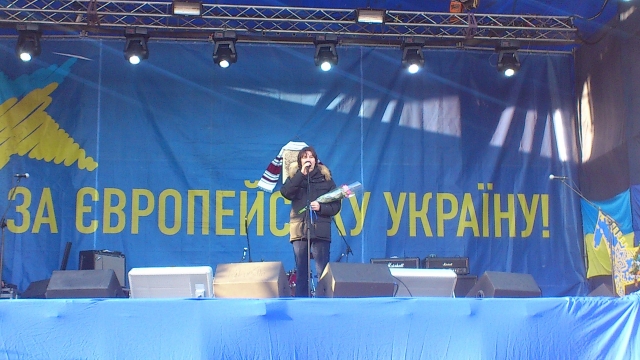 Евгений Нищук — ведущий на сцене Евромайдана, декабрь 2013 года
