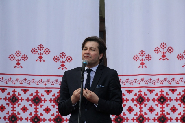 Министр культуры Украины Евгений Нищук на фоне самого святого. 2015