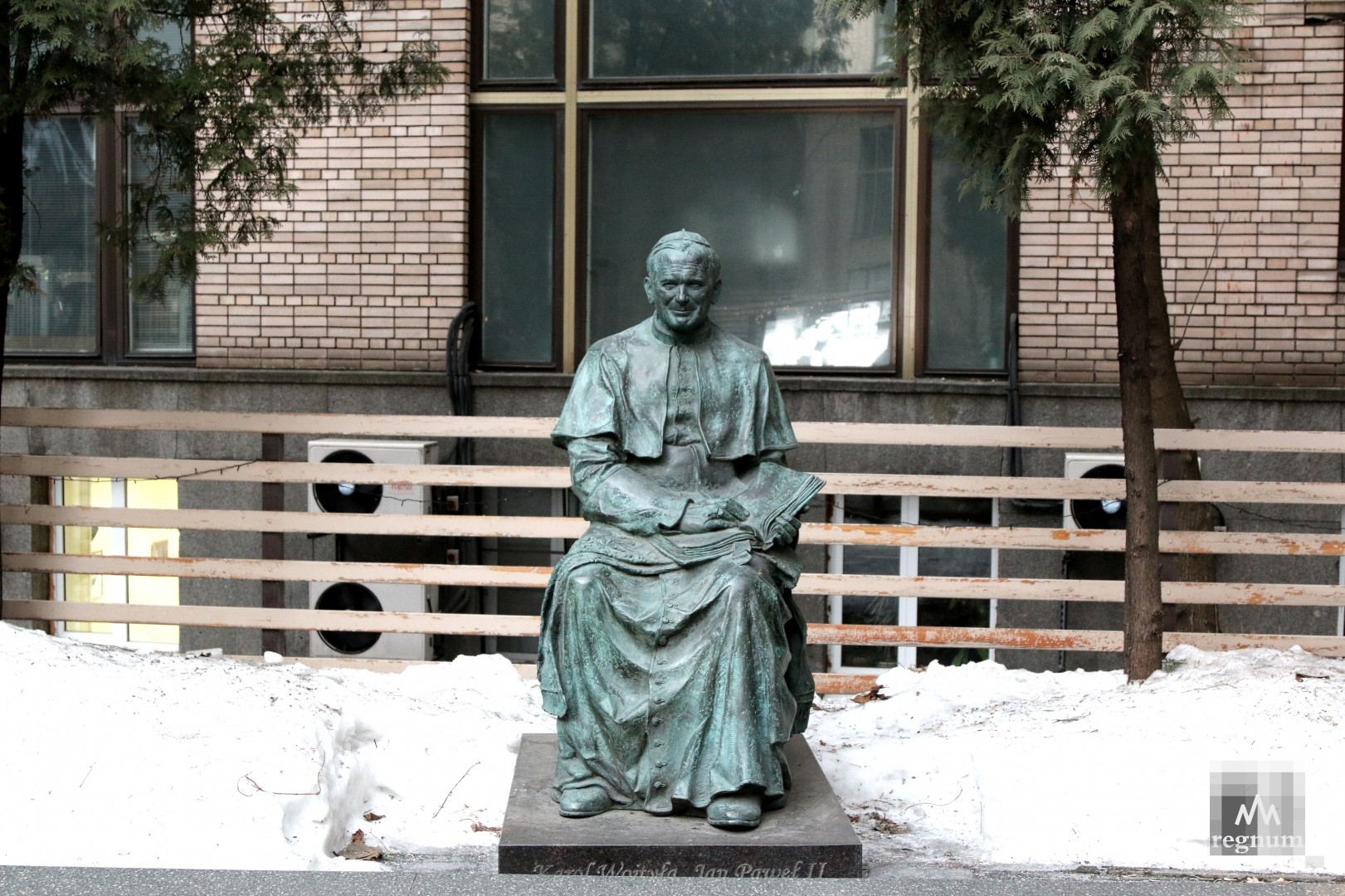 Памятник папе Римскому Иоанну Павлу II 