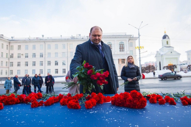 Глава администрации Чебоксар Денис Спирин возложил цветы к временному мемориалу в память о погибших в Донецке