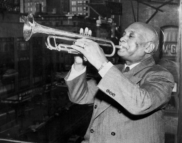 У. К. Хэнди, играющий на трубе в своем кабинете над Таймс-сквер 11 ноября 1949 года