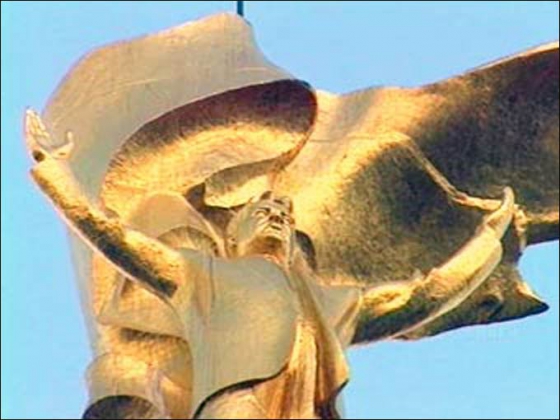 золотая статуя Вечно Великого Сапармурата Туркменбаши