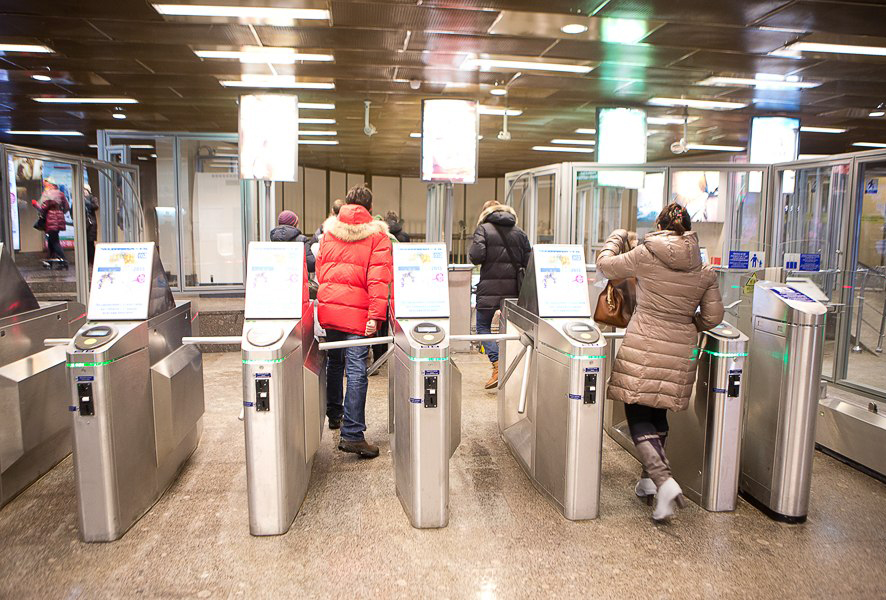 Как пользоваться метро. Турникеты в метро СПБ. Турникеты метрополитена Питера. Старые турникеты в метро СПБ. Станция метро СПБ турникеты.