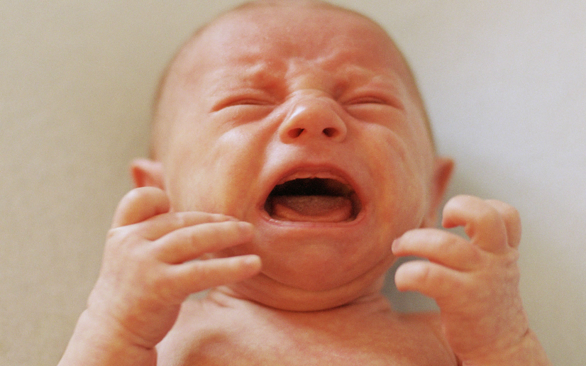 Беспокойства новорожденного. Неонатальный абстинентный синдром. Ребенок плачет. Абстиненция у новорожденных. Орущий младенец.
