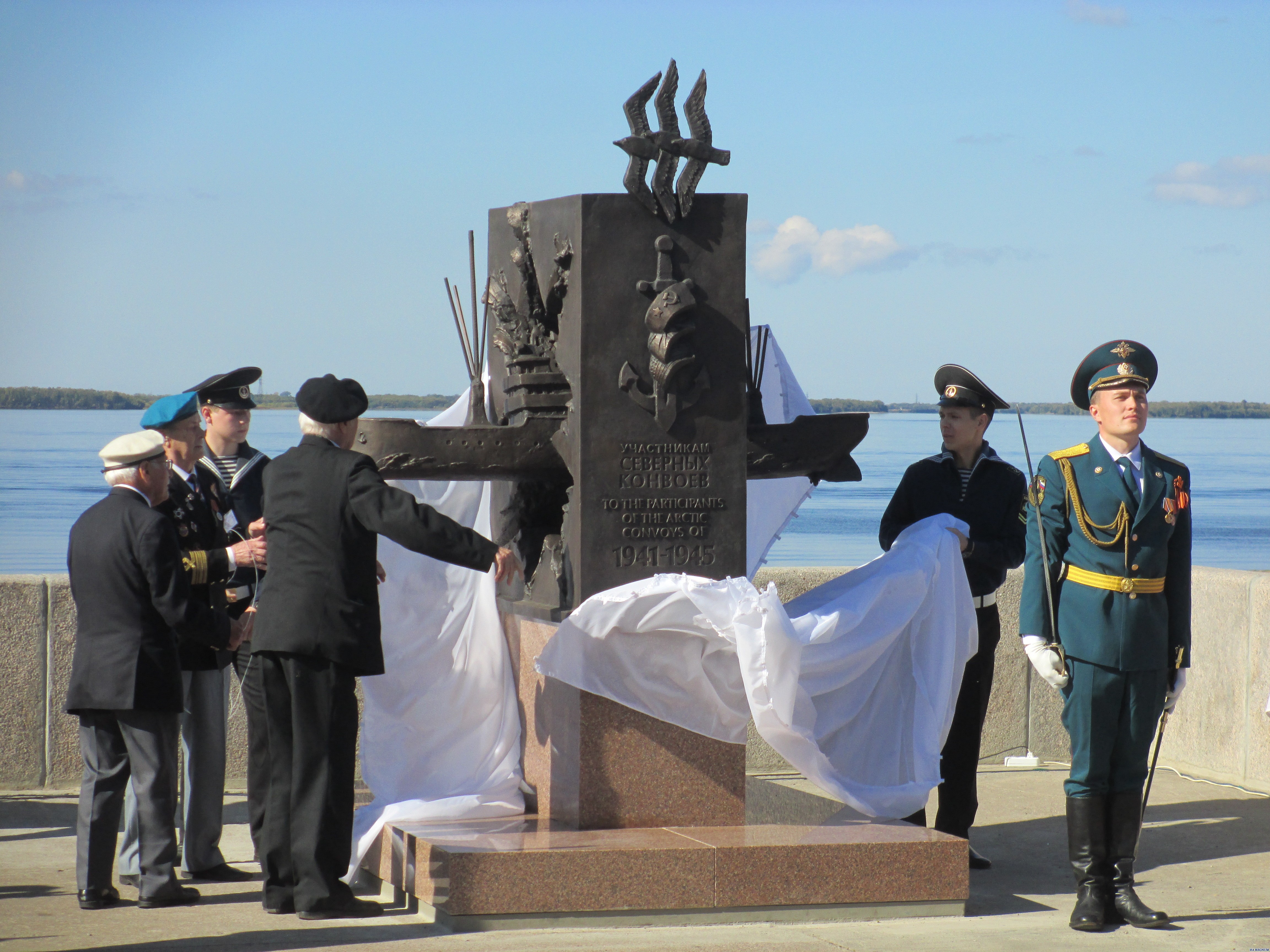 памятники на набережной архангельска